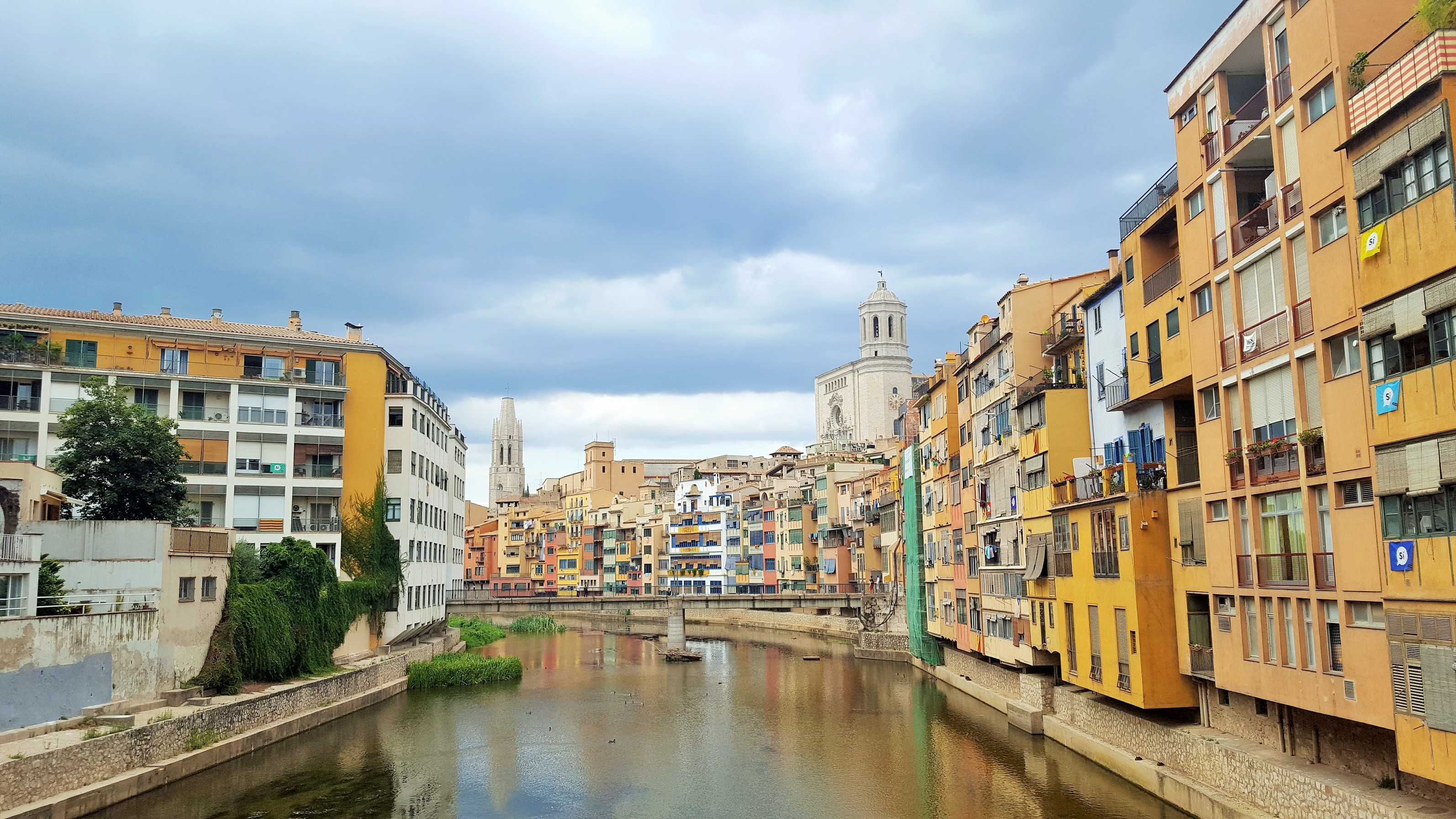 Girona z jej rzeką Onyar